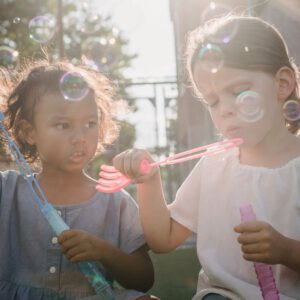 Barn leker med såpbubblor – hyr bubbelmaskin